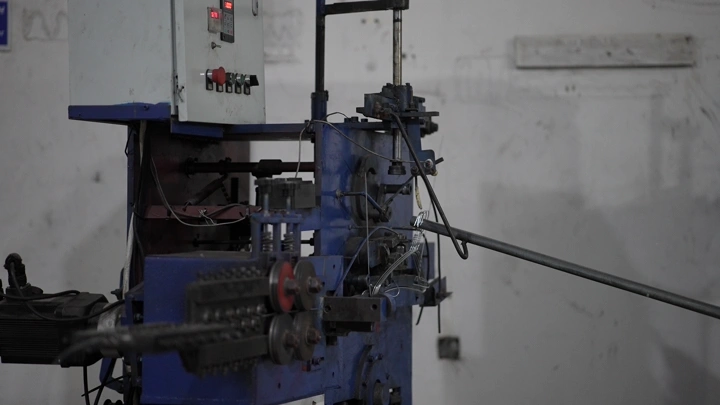 آلة صناعية في مصنع حديد، لقطة داخلية.