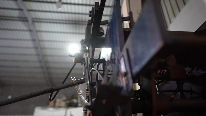 معدات صناعية في مصنع حديد، لقطة قريبة.