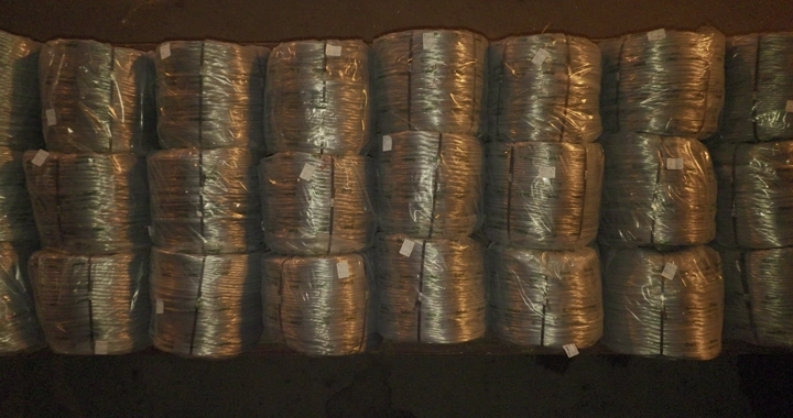 بكرات حديد مصفوفة في مستودع، لقطة علوية.