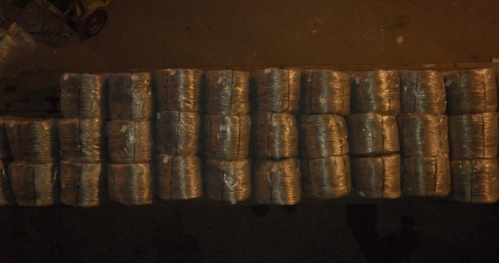 لفات حديدية في سيارة شحن، لقطة علوية.