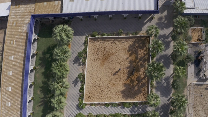 مربط خيل من الأعلى في وضح النهار، لقطة جوية.