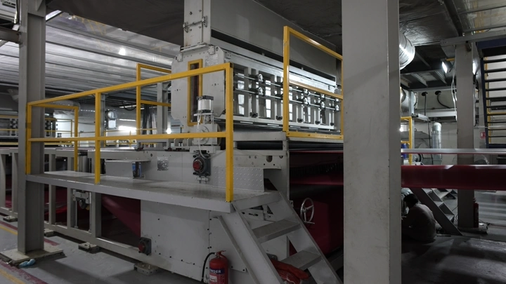 معدات صناعية داخل مصنع حديث، لقطة داخلية.