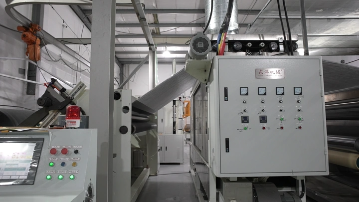 معدات صناعية داخل مصنع، لقطة داخلية.