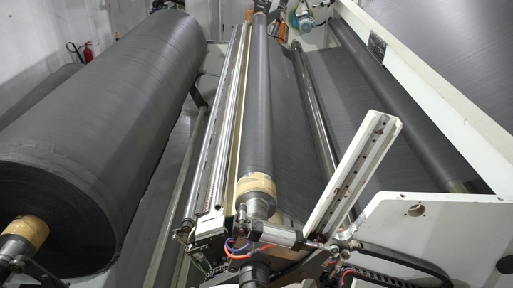 آلة تصنيع في مصنع، لقطة مقربة.