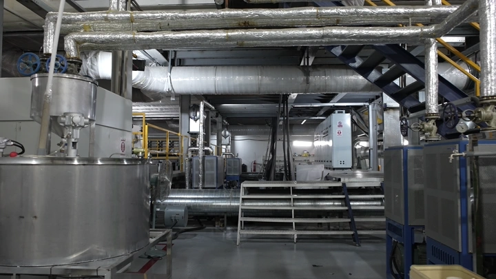 معدات صناعية داخل مصنع حديث، لقطة داخلية.