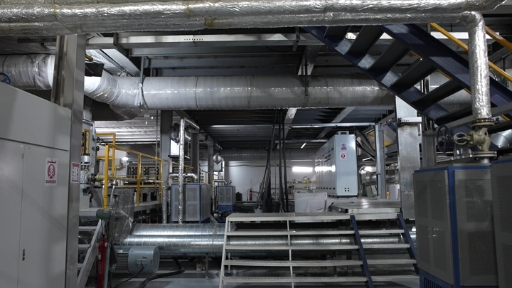 معدات صناعية داخل مصنع، لقطة داخلية.