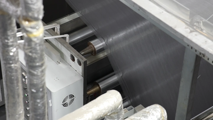 معدات صناعية في مصنع، لقطة مقربة.