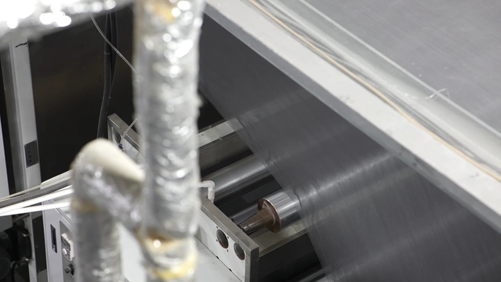 معدات صناعية في مصنع، لقطة مقربة.