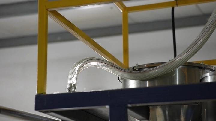 معدات صناعية في مصنع، لقطة قريبة.