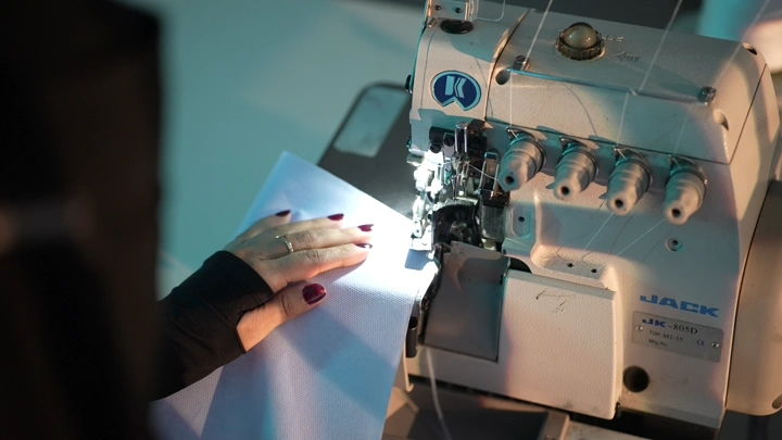 آلة خياطة تُستخدم لخياطة القماش، لقطة قريبة.