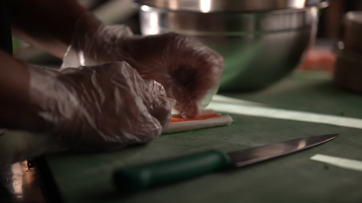 تقطيع سلطعون في مطبخ احترافي، لقطة مقربة.