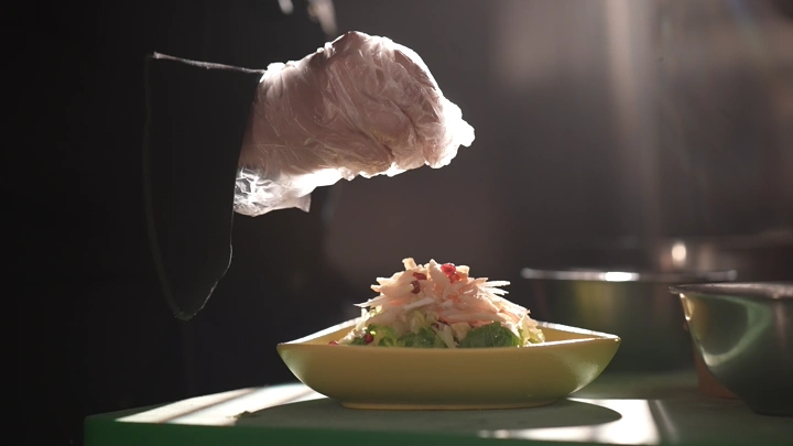 طبق سلطة على طاولة في ضوء الشمس، لقطة مقربة.