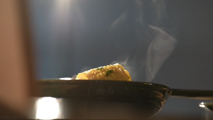 ذرة مشوية في طبق تقديم، لقطة قريبة.