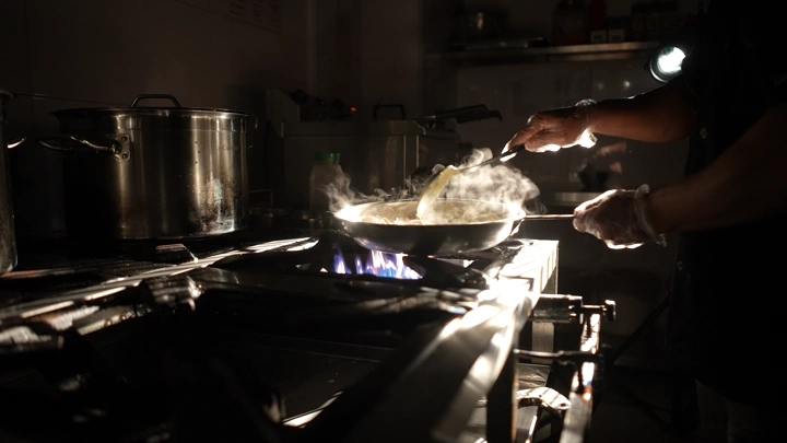 طهي روبيان في مقلاة على نار عالية، لقطة داخلية.