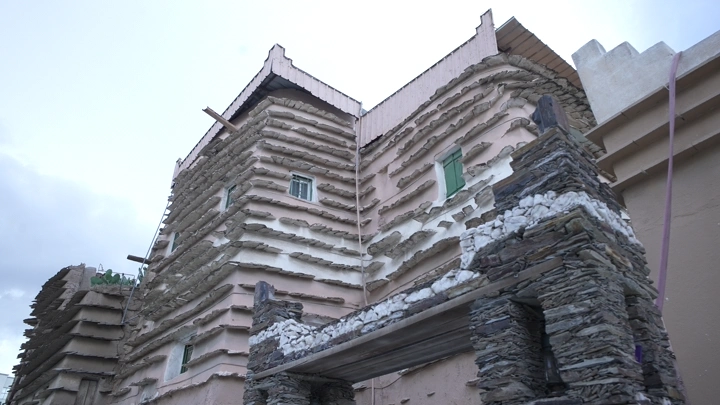 مبنى تقليدي في الجنوب، لقطة من الأسفل.