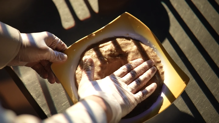 عصيدة جنوبية في طبق تحت أشعة الشمس، لقطة مقربة.