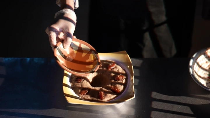 عصيدة جنوبية تقدم على طبق، لقطة مقربة.