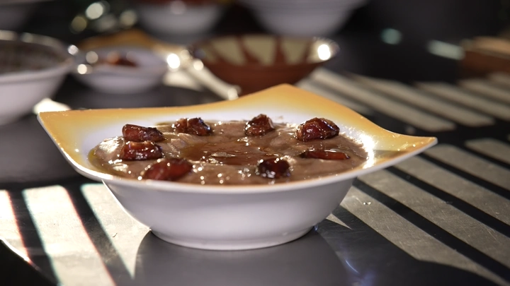 عصيدة جنوبية في طبق أبيض على طاولة، لقطة مقربة.