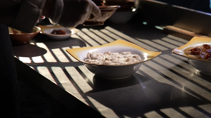 طبق عريكة على طاولة بإضاءة خافتة، لقطة داخلية.