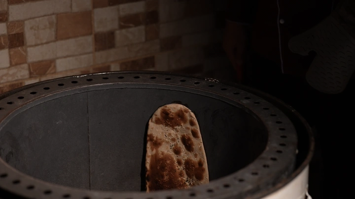 خبز الميفا في فرن تقليدي، لقطة قريبة.