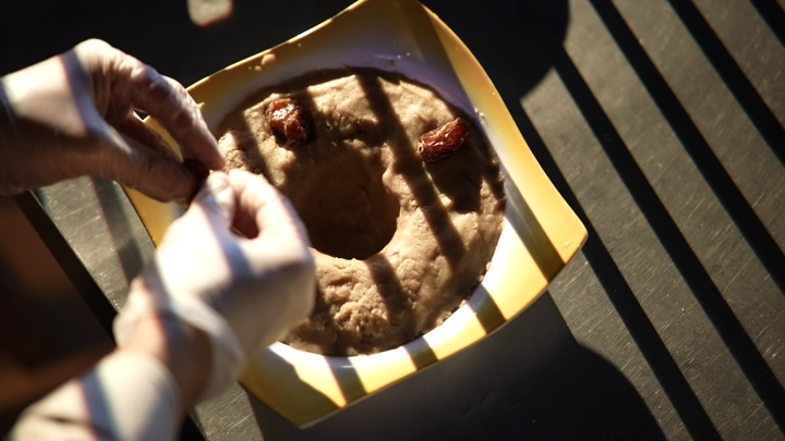 عصيدة جنوبية في طبق، لقطة قريبة مع ظلال.