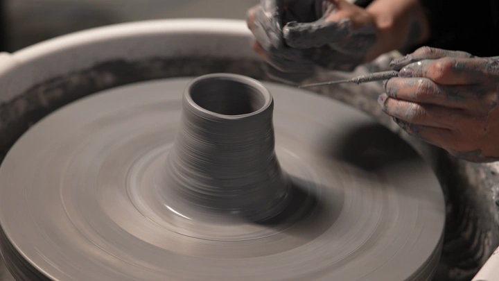 تشكيل الفخار على عجلة دوارة، لقطة مقربة.