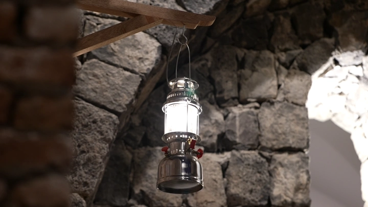 فانوس معلق في كهف حجري، لقطة قريبة.