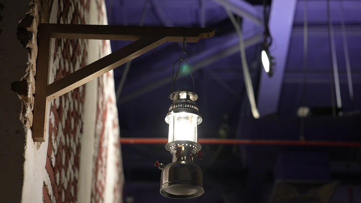 فانوس معلق على جدار في مكان داخلي، لقطة قريبة.