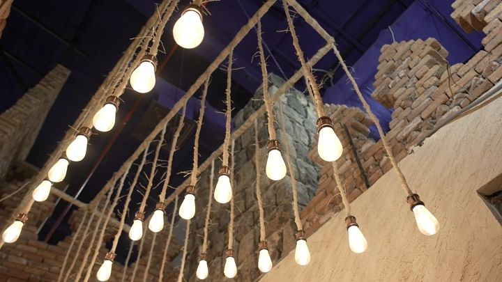 مصابيح معلقة في مكان تاريخي، لقطة داخلية.