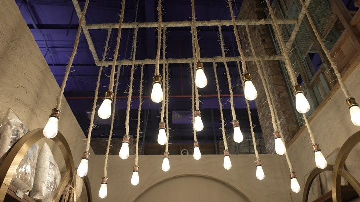 إضاءات معلقة في سقف داخلي، لقطة من الأسفل.