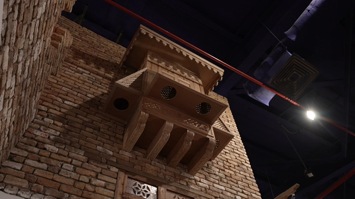 شباك تاريخي على جدار من الطوب، زاوية منخفضة.