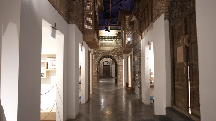 ممر تاريخي في مبنى قديم، لقطة داخلية.