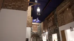 ممر تاريخي داخلي مع جدران حجرية وإضاءة تقليدية، زاوية منخفضة.