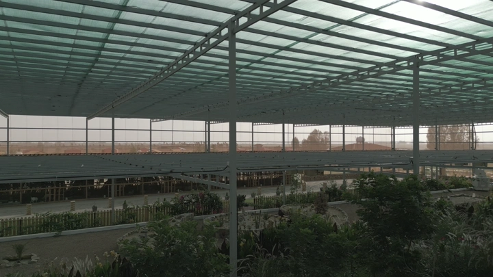 مشتل داخلي كبير مع سقف زجاجي، لقطة واسعة.