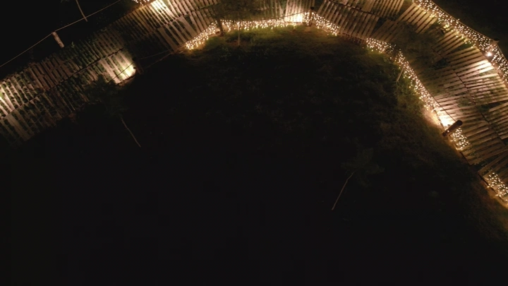 إضاءة ليلية على سياج خشبي في منتجع، لقطة جوية.