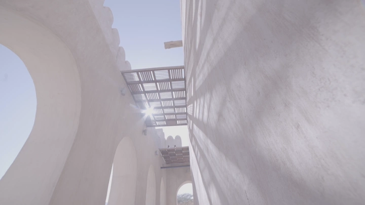 ظلال على جدران مبنى تقليدي، لقطة من الأسفل.