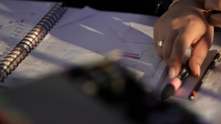 يد ترسم على مخططات، لقطة مقربة.