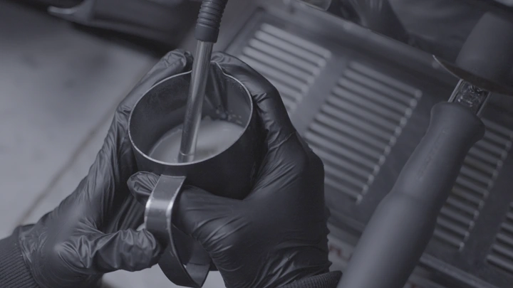 تبخير الحليب في كوب معدني، لقطة مقربة.