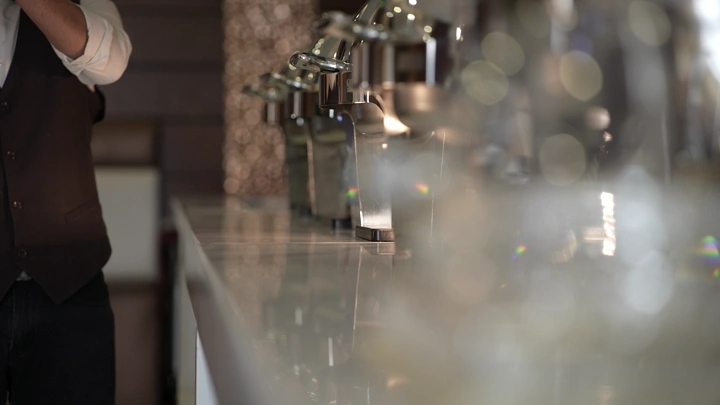 بوفيه مطعم مع أواني تقديم، لقطة ضبابية.