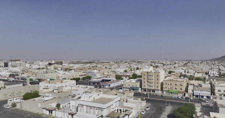 منظر جوي لمدينة حائل في يوم مشمس، لقطة جوية.