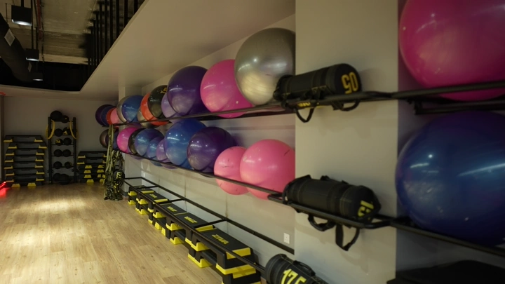 معدات رياضية مرتبة في نادي رياضي، لقطة داخلية.