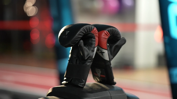 قفازات ملاكمة في صالة رياضية، لقطة قريبة.