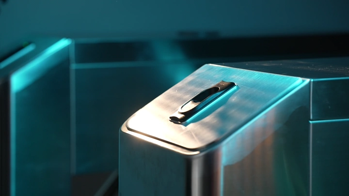 جهاز بصمة في بيئة مكتبية، لقطة مقربة.