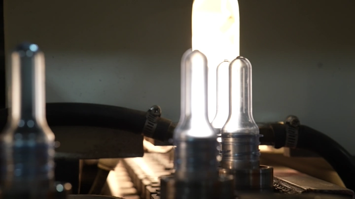 زجاجات بلاستيكية في مصنع مياه، لقطة مقربة.