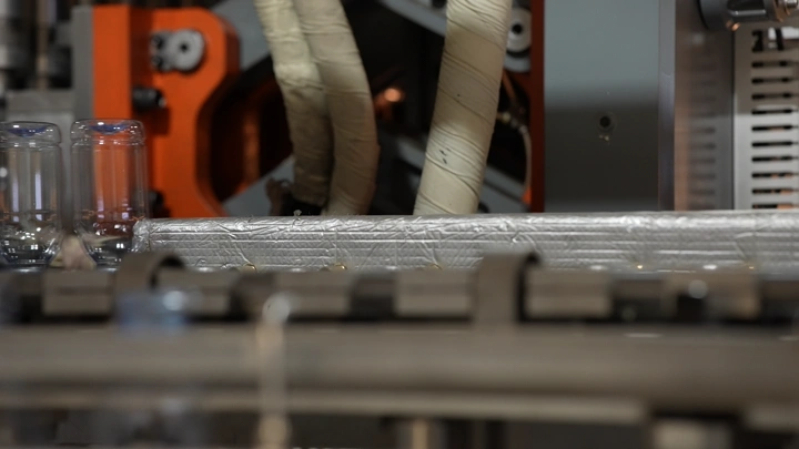 معدات مصنع مياه في العمل، لقطة قريبة.