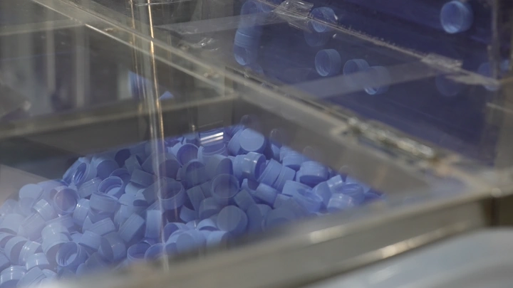 أغطية زرقاء في مصنع مياه، لقطة قريبة.