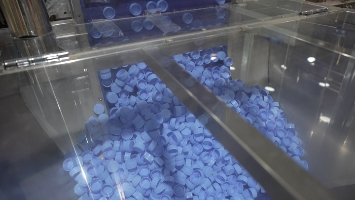 أغطية زرقاء في مصنع مياه، لقطة من الداخل.