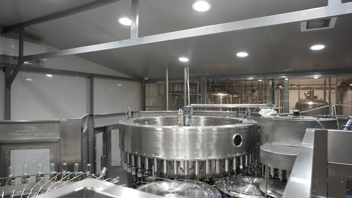 معدات تصنيع في مصنع مياه حديث، إضاءة صناعية.