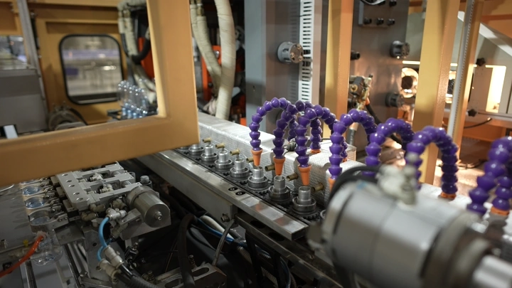 معدات تصنيع في مصنع مياه، لقطة داخلية.