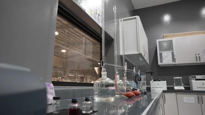 معدات مختبر حديثة في غرفة مضاءة جيدًا، لقطة بزاوية منخفضة.